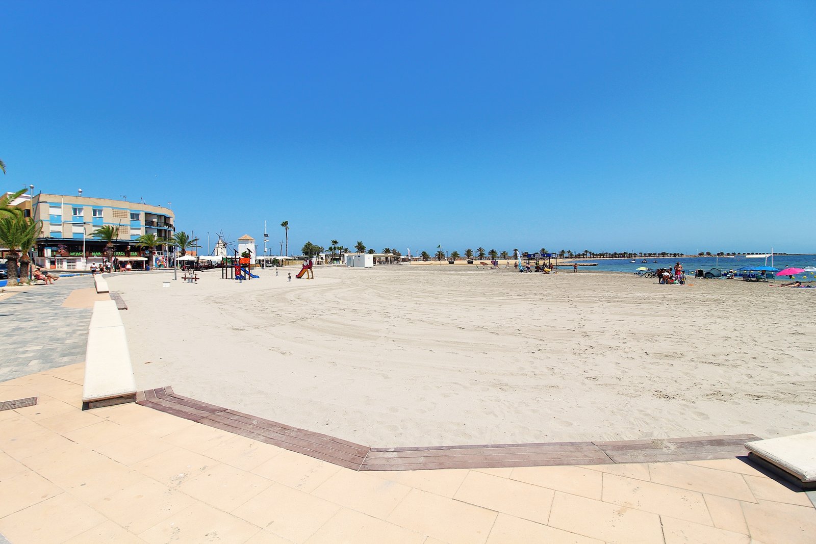Very spacious Apartment by the sea