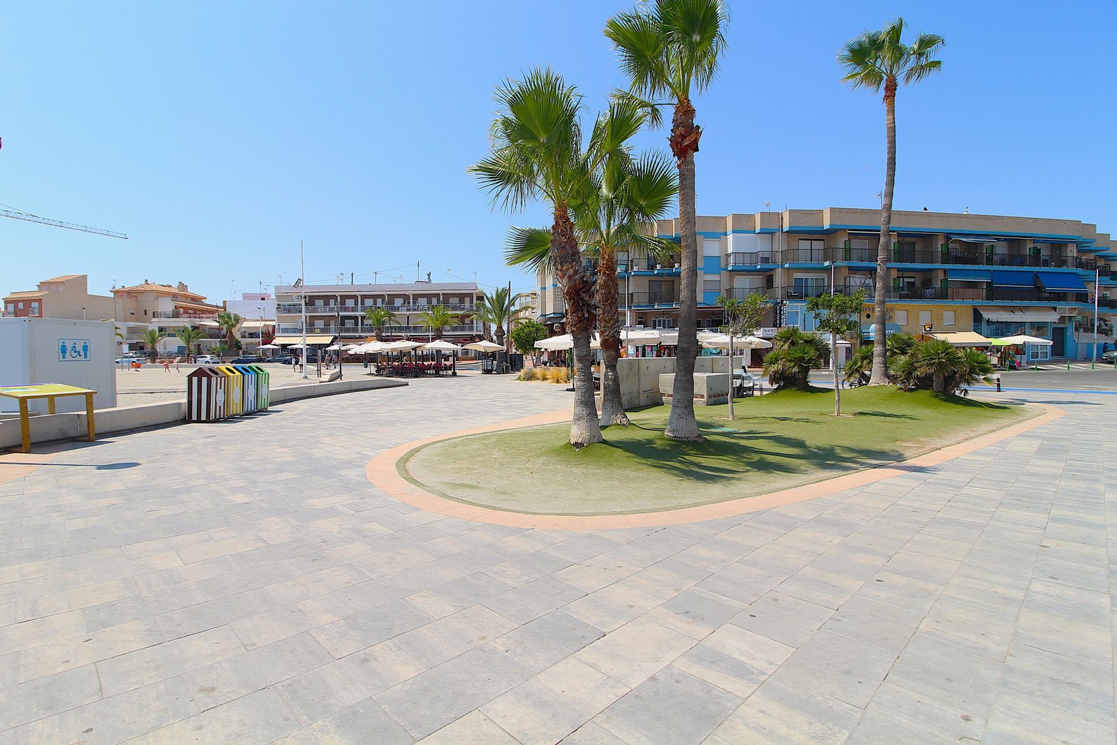 Very spacious Apartment by the sea