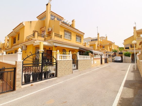 Three floor corner townhouse