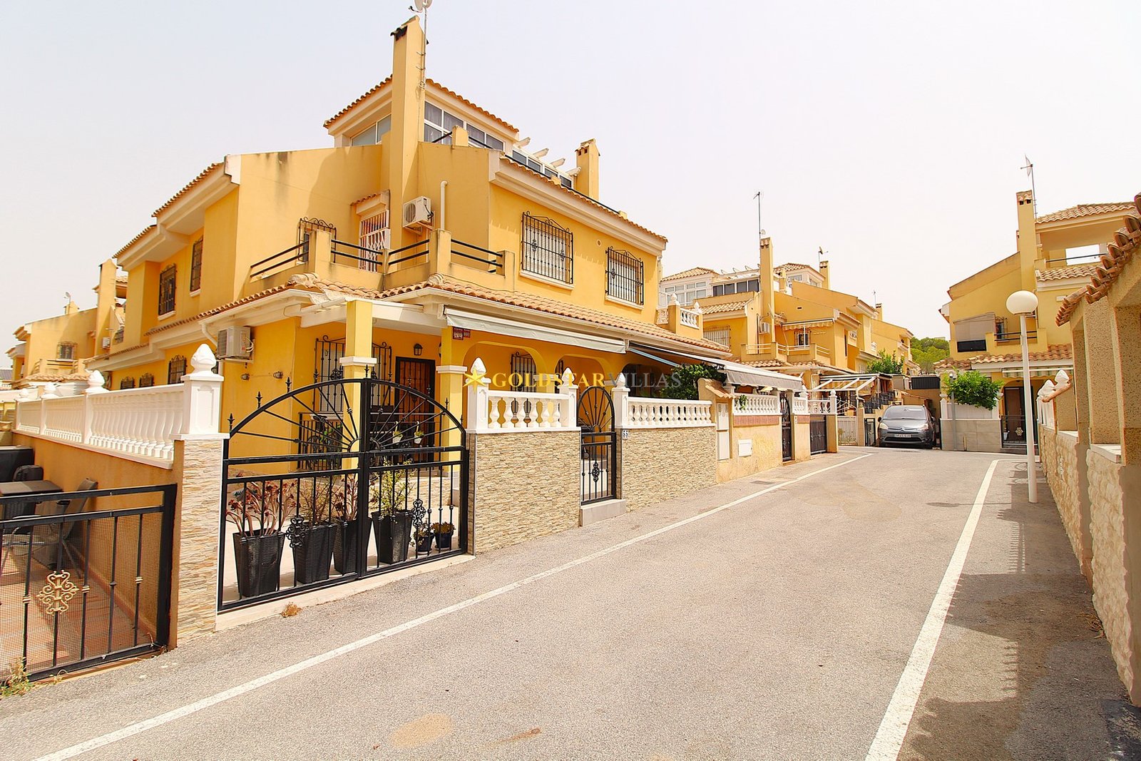 Three floor corner townhouse