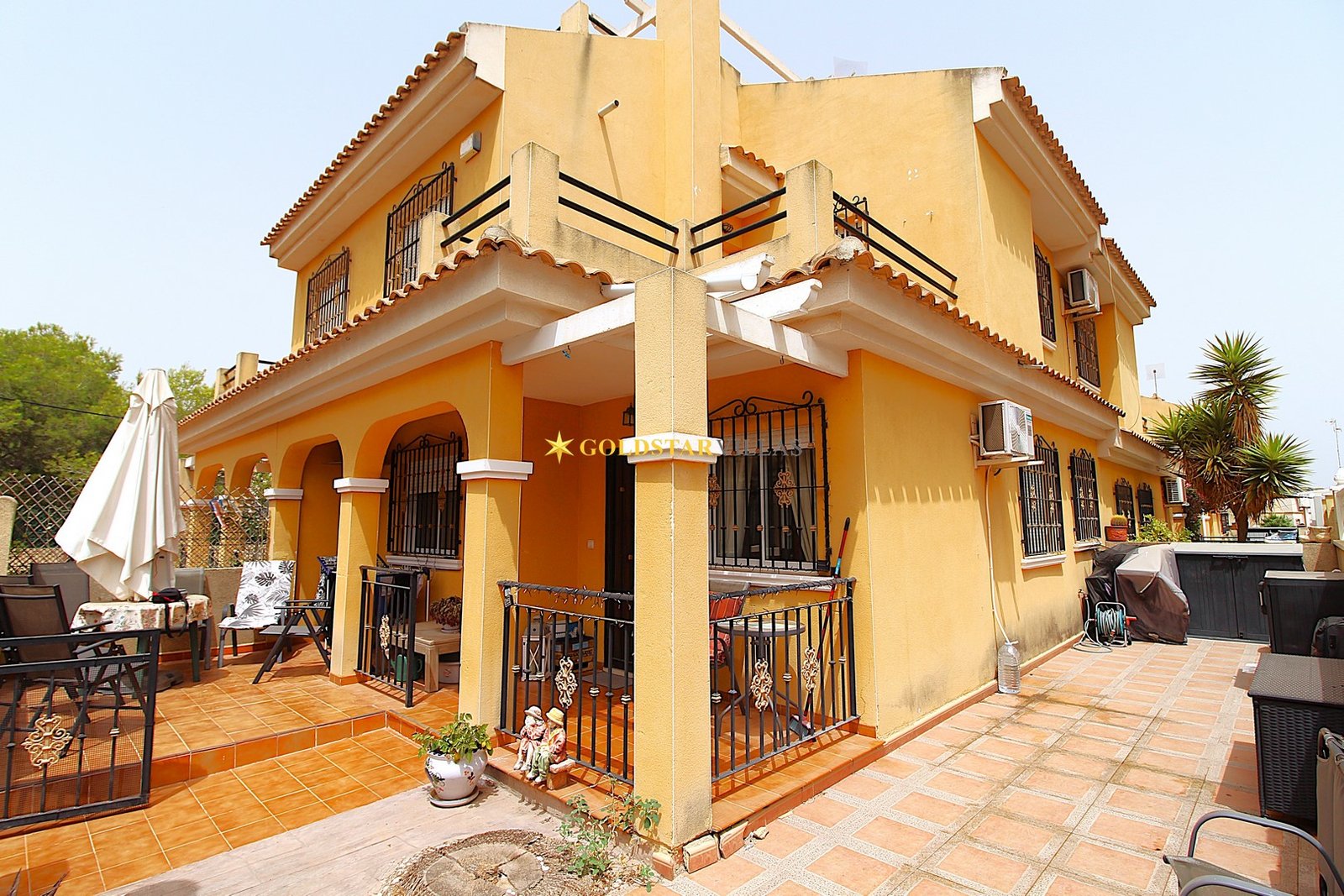 Three floor corner townhouse